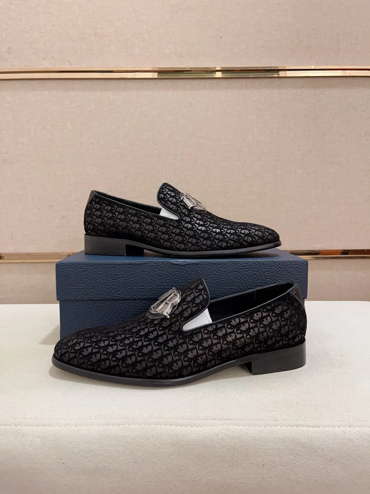 Factory price: 270 men's shoes 💰 High-end version of Dior Dior's new series. Famous actors and Internet celebrities wear super popular designs. They are designed with the sculptures of French artist Niki de Saint Phalle as rings. Material: Fabric: imported original material. Foot pads: cowhide. Outsole: Rubber outsole. Men's shoe size: 38~44. Can be customized to size 45.